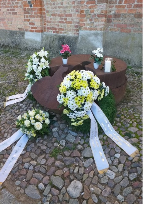 Foto Kranzniederlegung an der Gedenkstätte Das Krumme Haus: "Zerbrochenen Mühlstein" in Bützow