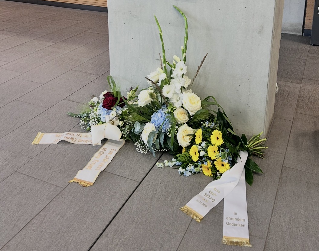 Gebinde zum 75. Todestag von Arno Esch